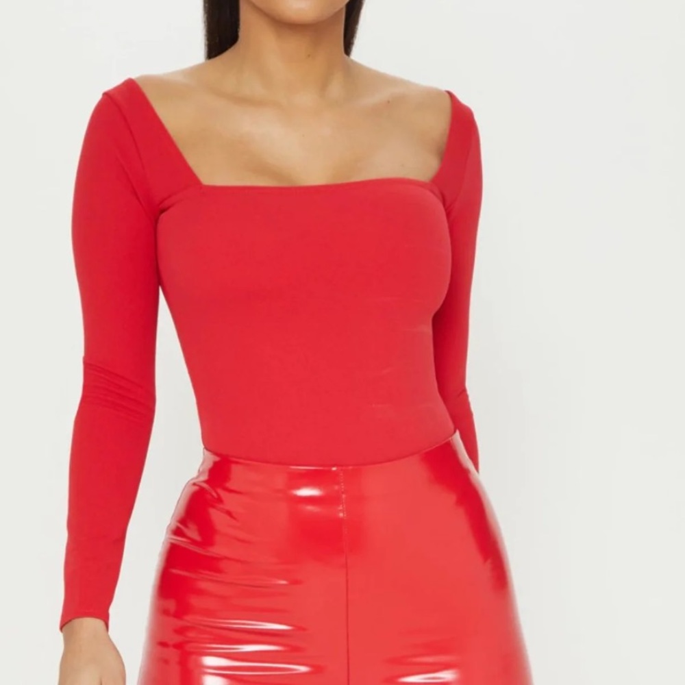 MAKEOFFER Boutique red square neck top